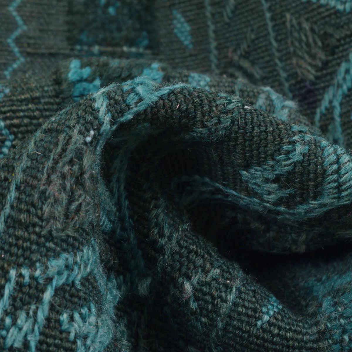 Peacock Hollow Area Rug | 2' 4" x 4' 11" ft (71 x 150 cm) | Ref: R22779