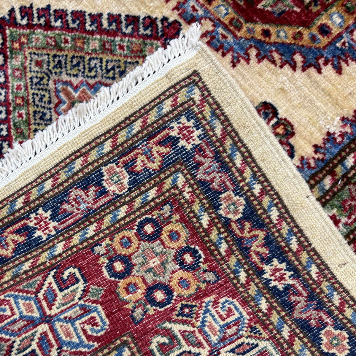 Canterbury Medallion Wool Rug | 5' 9" x 7' 8" ft (174 x 233 cm) | Ref: Y39589