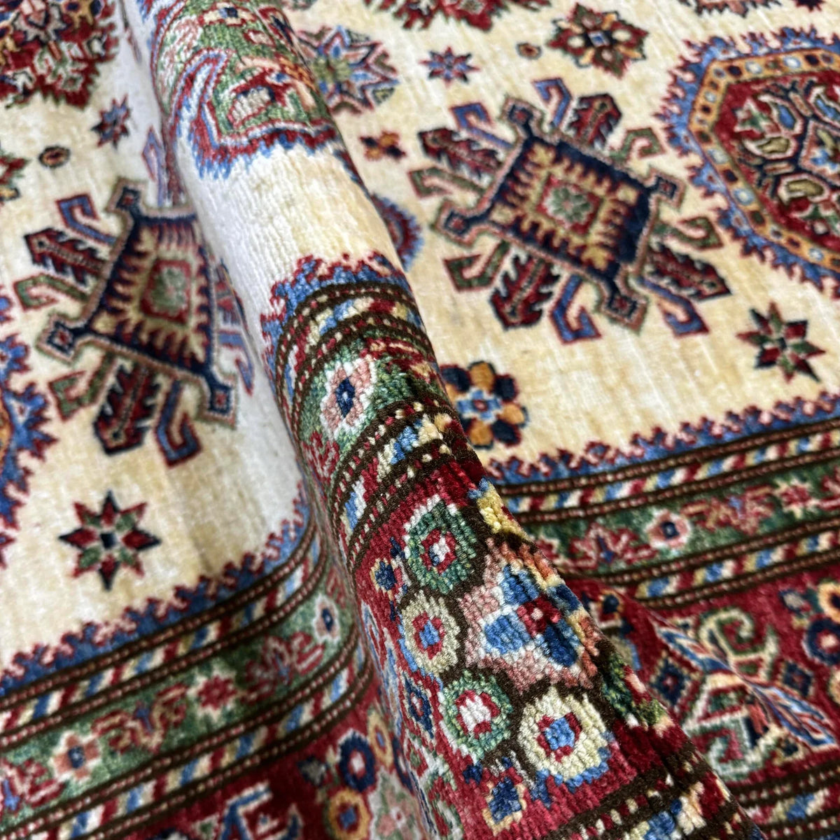 Canterbury Medallion Wool Rug | 5' 9" x 7' 8" ft (174 x 233 cm) | Ref: Y39589